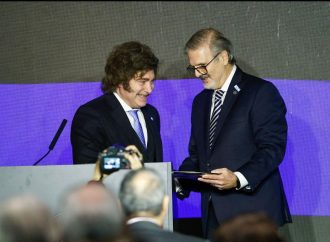 Milei anuncia un cronograma de baja de retenciones al campo y la industria en la Bolsa de Cereales