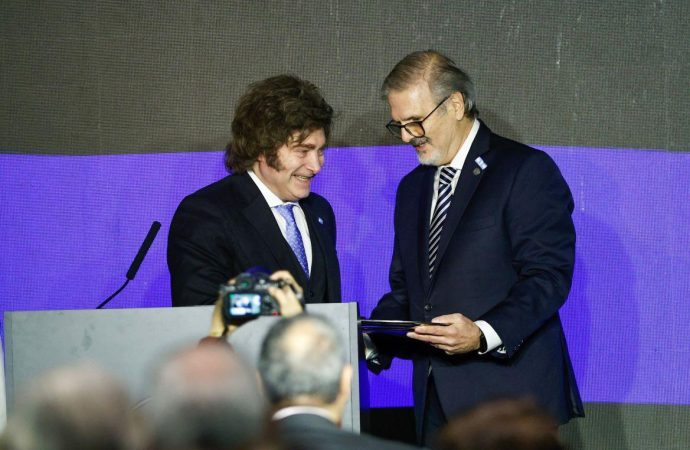 Milei anuncia un cronograma de baja de retenciones al campo y la industria en la Bolsa de Cereales