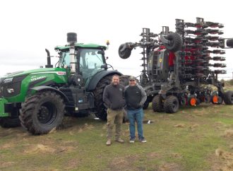 Palabra cumplida en el campo: Indecar entregó la primera sembradora con tractor incluido en Córdoba