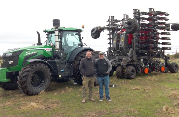Palabra cumplida en el campo: Indecar entregó la primera sembradora con tractor incluido en Córdoba