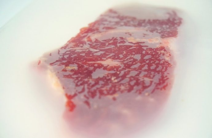 Sostenibilidad en la góndola: desarrollan un film biodegradable para conservar carne vacuna