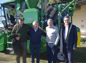 Hito tecnológico en la UNC: La Facultad de Ciencias Agropecuarias presentó la primera cosechadora de parcelas del sistema universitario público
